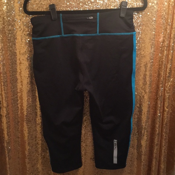 UnderArmour Black Fitted Crop Workout Pants - Picture 5 of 8